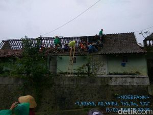Puluhan Rumah Rusak Diterjang Angin Kencang di Magelang Puluhan Rumah Rusak Diterjang Angin Kencang di Magelang