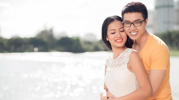 Bahasa Tubuh yang Sering Ditunjukkan Suami Istri dan Artinya