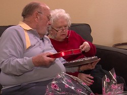 Selama 39 Tahun, Kakek Ini Berikan Kado Valentine yang Sama Untuk Istrinya