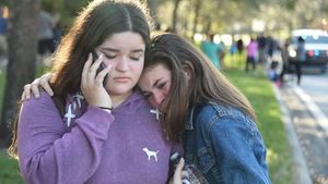 Foto: Wajah-wajah Duka Usai Penembakan Brutal di Sekolah Florida