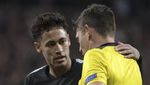 Foto: Saat Bola Tendangan Neymar Hantam Muka Wasit