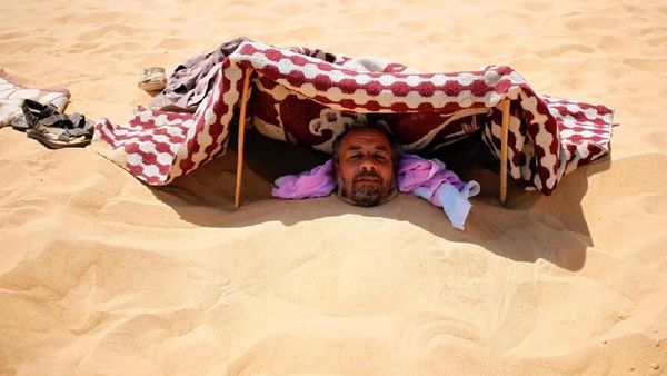 Foto: Terapi Kesehatan dari Mesir, Dikubur Pasir Panas!