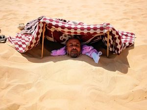 Foto: Terapi Kesehatan dari Mesir, Dikubur Pasir Panas!