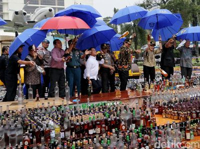 Kapolri dan 4 Menteri Musnahkan Ponsel Hingga Miras Ilegal