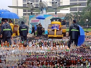 Bea-Cukai Musnahkan Ratusan Ribu Botol Miras hingga Rokok Ilegal