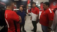 Ketua Umum Steering Commitee Maruarar Sirait meninjau dan menonton langsung bersama pemilik Bali United Pieter Tanuri didampingi Pangdam Udayana Mayjen TNI Benny Susianto, Wakapolda Bali Brigjen Pol Gede Alit Widana. Foto: dok. Piala Presiden 2018