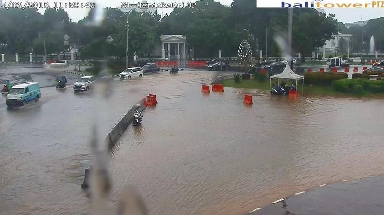 Pengendara Diminta Waspada, Jalan Depan Istana Merdeka Tergenang