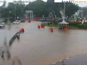 Jalan Depan Istana Merdeka Tergenang, Pengendara Diminta Waspada