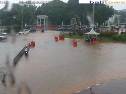 Jalan Depan Istana Merdeka Tergenang, Pengendara Diminta Waspada