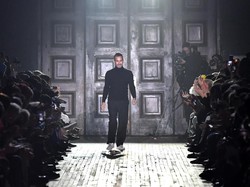 Marc Jacobs Dituduh Sengaja Ngaret Fashion Show 1,5 Jam karena Rihanna