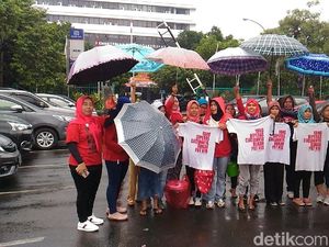Tuntut UU PRT Disahkan, Massa Cuci Baju di Depan Kemenaker