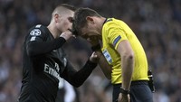 Pemain PSG Marco Verratti pun sempat ikut mengecek kondisi Rocchi karena wajahnya benar-benar terhantam dengan keras. (Foto: CURTO DE LA TORRE/AFP Photo)