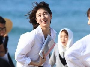 Suzy Pamer Baju Crop Top, Netizen Salfok ke Perutnya yang Super Kecil