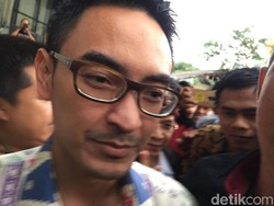 Usai Diperiksa KPK sebagai Tersangka, Zumi Zola Irit Bicara