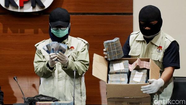 KPK Tunjukkan Duit Rp 1 Miliar dan Rp 160 Juta dari OTT di Lampung Tengah KPK Tunjukkan Duit Rp 1 Miliar dan Rp 160 Juta dari OTT di Lampung Tengah