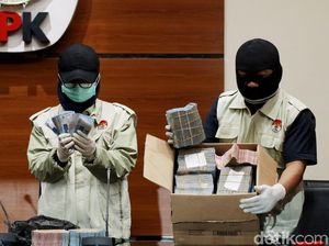 KPK Tunjukkan Duit Rp 1 Miliar dan Rp 160 Juta dari OTT di Lampung Tengah