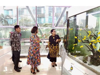Pujian Retno Saat Diajak Susi Lihat Harta Karun di Kantornya