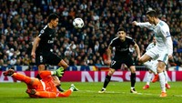 Di babak kedua, Madrid meningkatkan intensitas serangan dan berupaya lebih mengontrol. Sementara PSG cenderung menurun. Madrid pada akhirnya berbalik unggul lewat gol Ronaldo di menit ke-83. (Foto: Gonzalo Arroyo Moreno/Getty Images Sport)