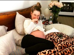 Istri Adam Levine Pamer Perut Hamil di Hari Valentine