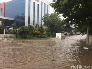 Kawasan Industri Pulogadung Banjir 30 Cm, Ada Pohon Tumbang