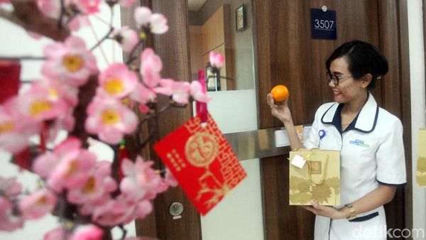 Berbagi Keceriaan Imlek Kepada Pasien Rumah Sakit