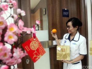 Berbagi Keceriaan Imlek Kepada Pasien Rumah Sakit