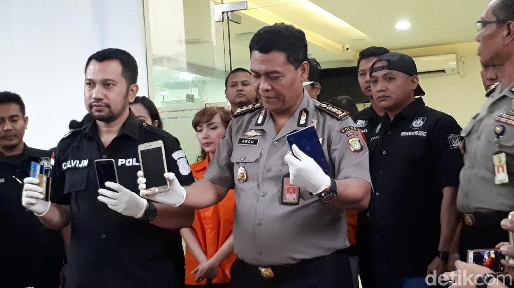 Roro dan Mereka yang Tanpa Masker Kala Kasus Narkobanya Dirilis Polisi Roro dan Mereka yang Tanpa Masker Kala Kasus Narkobanya Dirilis Polisi