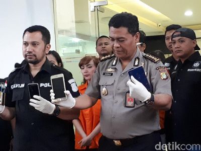 Roro dan Mereka yang Tanpa Masker Kala Kasus Narkobanya Dirilis Polisi