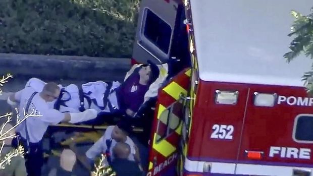 Terduga pelaku diangkut mobil ambulans dalam kondisi tangan terborgol.