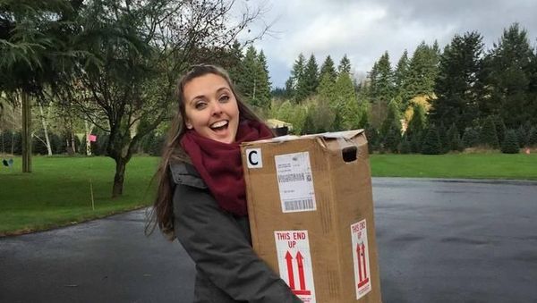 Sesi Foto Calon Ayah dan Ibu dengan Kotak Embrio Bayi Tabungnya