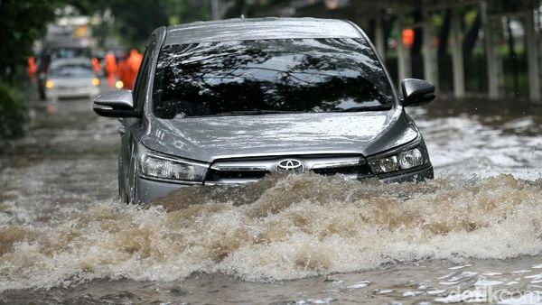Aksi Pengendara Terobos Banjir di Cempaka Putih