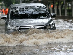 Cempaka Putih Banjir, Jalur Lambat Tak Dapat Dilintasi Kendaraan