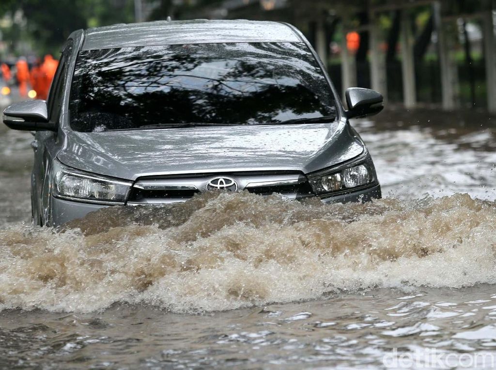 Cempaka Putih Banjir, Jalur Lambat Tak Dapat Dilintasi Kendaraan