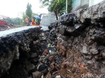 Petugas Tangani Retakan Jalan di Kampung Berlan