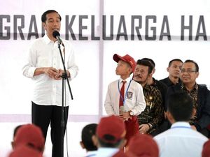 Jokowi Serahkan KIP di Gowa: Ketahuan Beli Pulsa, Kartu Dicabut!