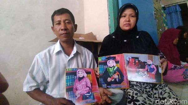 Foto: Duka Keluarga Karyawati Restoran yang Tewas Terjepit Lift