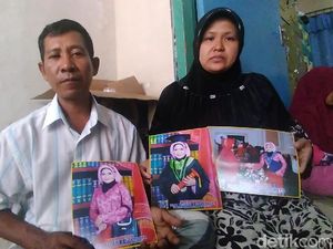 Foto: Duka Keluarga Karyawati Restoran yang Tewas Terjepit Lift Foto: Duka Keluarga Karyawati Restoran yang Tewas Terjepit Lift