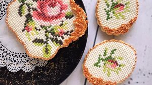 Keren! Icing Cookies Ini Persis Kerajinan Kain Tusuk Silang dan Lukis!