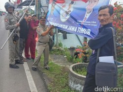 Ratusan Alat Peraga Kampanye Pilgub Jatim di Lamongan Ditertibkan