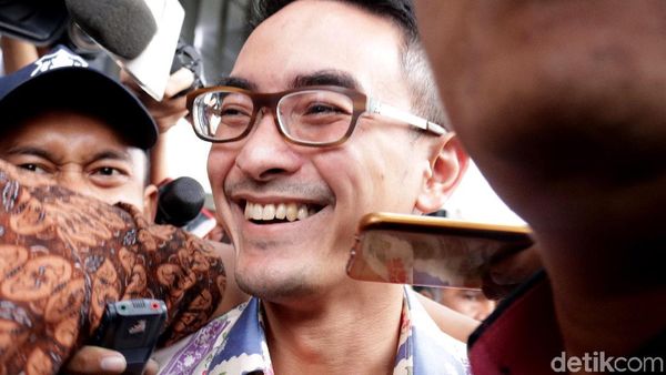 Usai Diperiksa KPK, Zumi Zola Cengengesan Aja