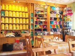 Wah, Asyiknya di Tempat Ini Bisa Ngeteh Cantik  Sambil Merajut!