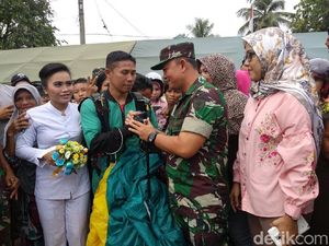So Sweet! Anggota TNI di Palopo Lamar Kekasihnya Usai Terjun Payung So Sweet! Anggota TNI di Palopo Lamar Kekasihnya Usai Terjun Payung