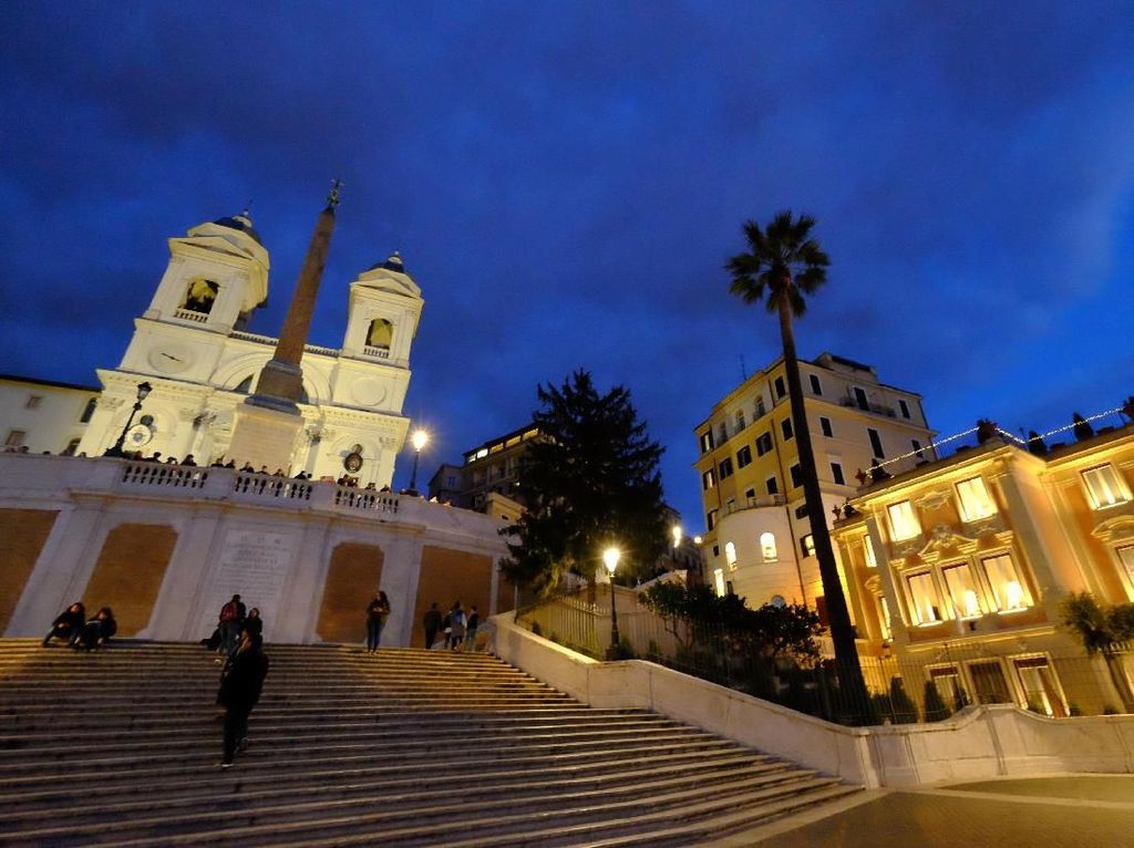 Bikin Rusak Ikon Roma Spanish Steps, Turis AS Didenda dan Kena Sanksi