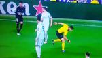 Foto: Saat Bola Tendangan Neymar Hantam Muka Wasit