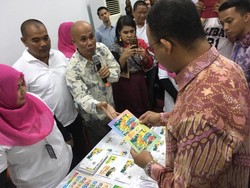 Anies Borong Prangko Asian Games untuk Anak