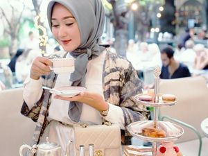 Berpose dengan Makanan, Dian Pelangi Tetap Tampil Modis