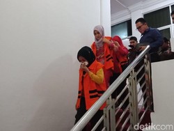 Korupsi SPJ Fiktif, 3 PNS Wanita Pemprov Riau Menangis Saat Ditahan