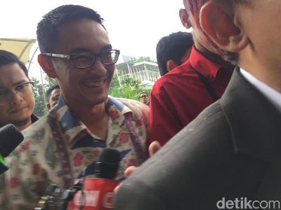 Senyum Zumi Zola Saat Penuhi Panggilan KPK Sebagai Tersangka