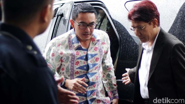 Ekspresi Zumi Zola saat Tiba di Gedung KPK