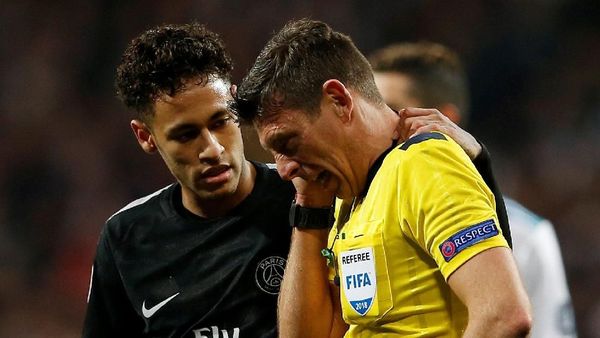 Foto: Saat Bola Tendangan Neymar Hantam Muka Wasit